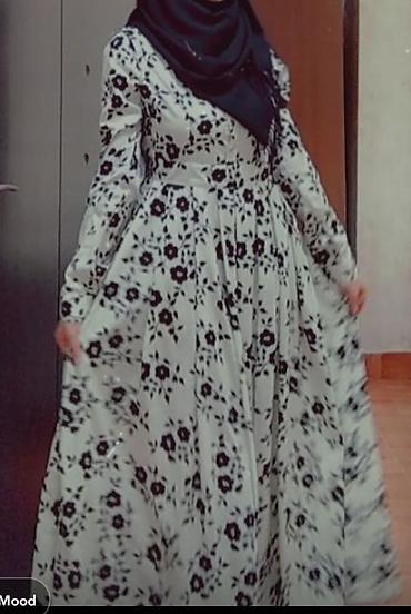 Ağ fonlu, qara çiçək naxışlı uzun don. - Model: tam örtülü, uzunqol