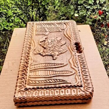 Digər idman və istirahət malları: Taxtadan hazırlanmış, əl oyma nard dəsti. Bu nard dəsti, oyma