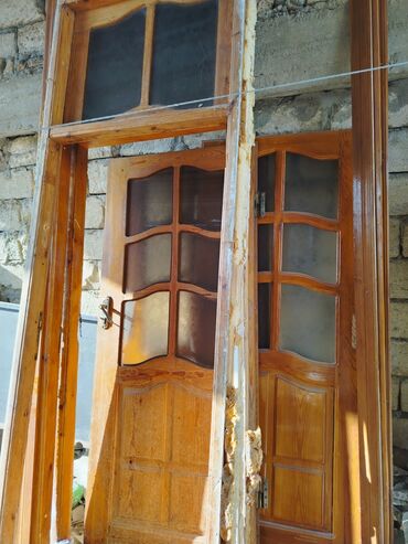 taxta qapilar: Şüşə panelləri və taxta çərçivəsi olan daxili qapı. Qapı qəhvəyi