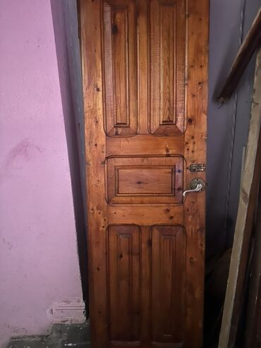 Фурнитура и комплектующие: Bu qapıdan 2 ədəd var. Sağlam keyfiyyətli qapılardır. Metal qıfıl