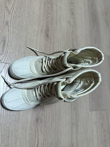 Высокие бежевые ботинки-дутики на шнуровке. Adidas yeezy 39 маломерки at lalafo.kg Высокие бежевые ботинки-дутики на шнуровке. Adidas yeezy 39 маломерки