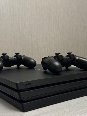 4 göz mersedes: Salam,Playstation pro 1TB satılır. İçərisində 11 ədəd ən yenigündəm və