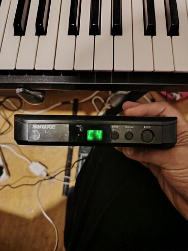 Səsgücləndiricilər, qulaqlıqlar və mikrofonlar: Shure BLX seriyası simsiz sistem Məhsul təsviri: - Model: Shure BLX4 — 9