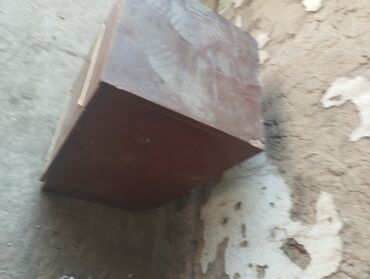 полки для маникюра: Прикроватная тумбочка из дерева в коричневом цвете. Оснащена дверцей с