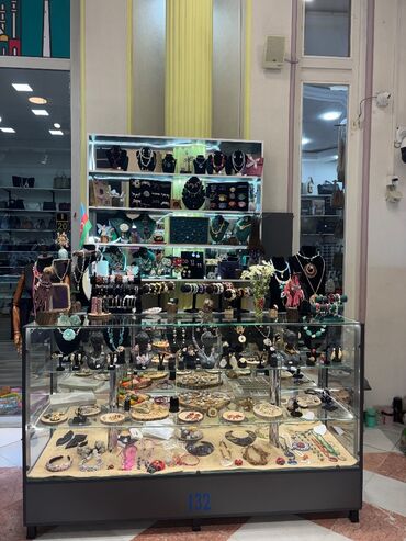 Mağazalar: Sahil metrosuna 3 dəqiqəlik məsafədə Tarqovuda yerləşən Xəqani ticarət — 3