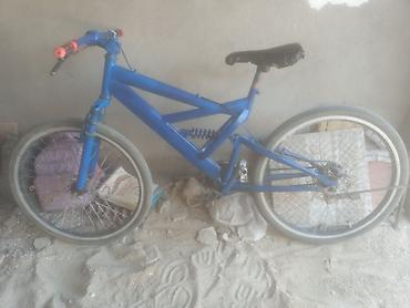 26 velosipedler: Mavi rəngli dağ velosipedi – tam asqılı (ön amortizator və arxa yaylı — 1