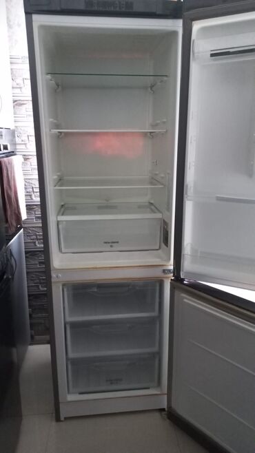 Soyuducular: İşlənmiş 2 qapılı Hotpoint Ariston Soyuducu Satılır, rəng - Boz, Təkərli