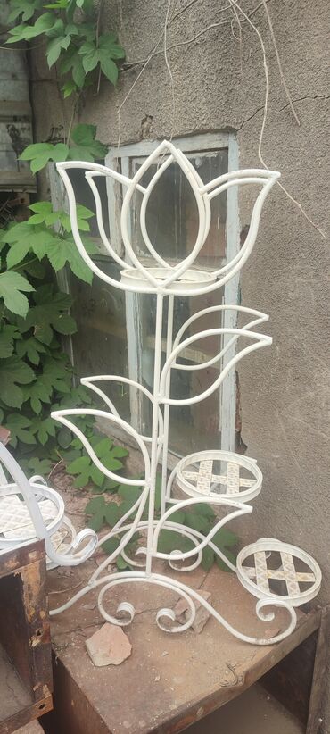 Полки для цветов: Кованая подставка для цветов, выполненная в виде стилизованного — 5