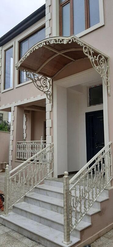 Pilləkən məhəccərləri: Ağ və qızılı rənglərdə olan bu dəmir pilləkən məhəccəri, evin — 8