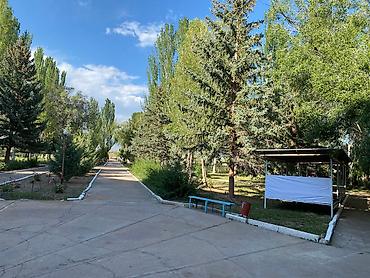 Иссык-Куль 2026: Коттедж, барн хаус ЦО Рахат, Кара-Ой (Долинка), Охраняемая территория, Парковка, стоянка — 2