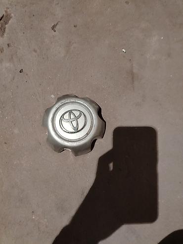 Колпаки: Toyota diskinin orta qapağı (center cap) - Brend/loqo: Toyota - Rəng — 1