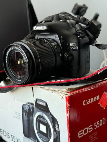 canon d600: Canon 550 D qutusu ve adapter uzerindedir