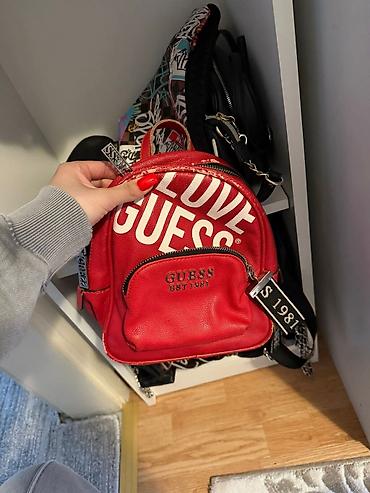 transport robe: GUESS mini ranac – crveni - Model: mini ranac sa natpisom “LOVE — 1
