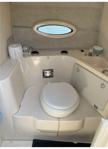 Водный транспорт: Моторная яхта-кабриолет (круизер) с закрытой рубкой и носовой палубой — 9