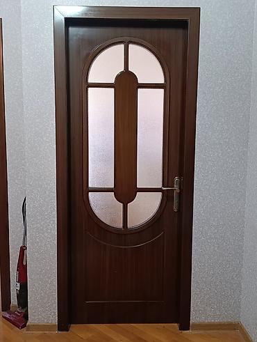 Jalüz qapılar: 6 qapıdır. 2si hamam, tualet qapısıdır. Sex malı deyil, əldə — 3