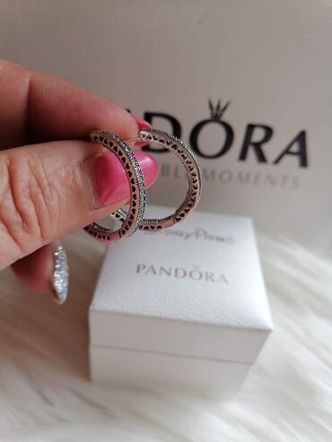 Minđuše: Pandora minđuše
Dobija se u kutijici
Cena:2100din — 5