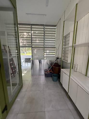 один: Продажа магазинов В торговом центре, 15 м², Дизайнерский ремонт, Утеплен, 1 этаж — 4