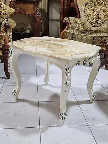 gnezdo igraonica: Stilski sto – drvo / oniks – Dobro stanje 🌟 Dimenzije: Širina: 66 cm — 2