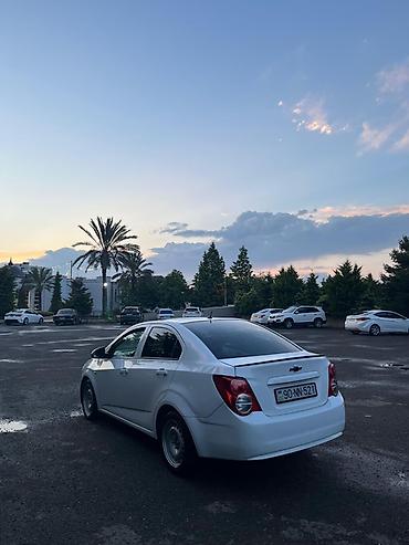 chevralet aveo: Chevrolet Aveo sedan – ağ rəng Əsas xüsusiyyətlər: - Kuzov: 4 qapılı — 8