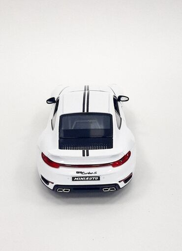 коллекционные машины: Коллекционная модель Porsche 911 Turbo S в белом цвете с черными