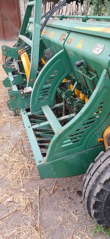 Traktorlar: Traktor MTZ (Belarus) tipli, 4x2 təkər quruluşlu, kabinalı. Dizel — 8