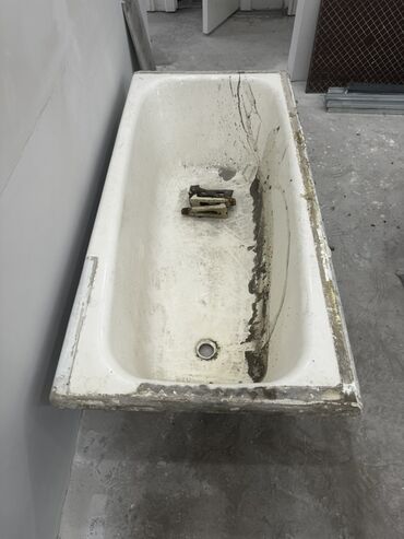 общественная баня: Чугунная ванна прямоугольной формы - Материал: чугун с эмалевым