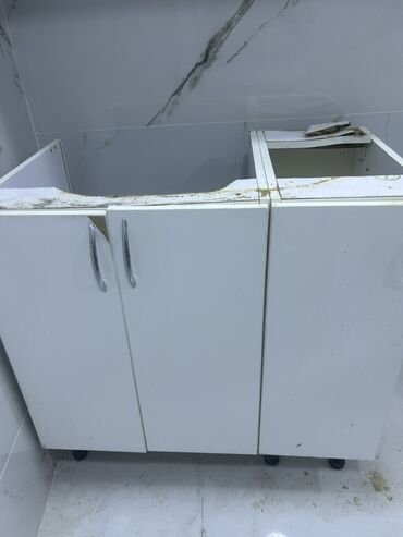 Bitkilər: Ağ rəngdə, qapıları olan, lavabo üçün nəzərdə tutulmuş dolab. Dolabın