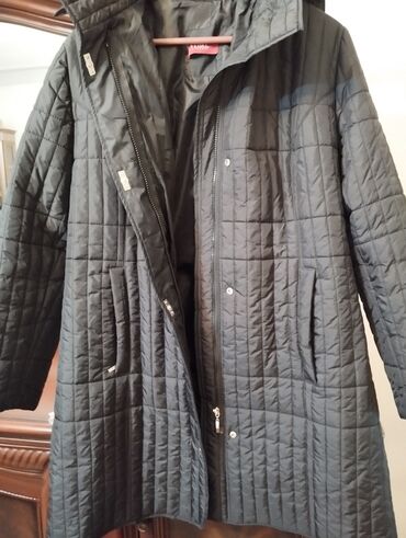 Kurtkalar: Qadın üçün uzun, qara rəngli quilt (kvadrat tikişli) yüngül qış/palto — 2