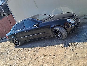 Mercedes-Benz: Mercedes-Benz E-Class sedan (W211) – qara rəng, 4 qapılı, arxa — 1