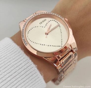 Watches: Divan model ženskog sata GUESS, u bakarnoj boji. Brojčanik je prečnika