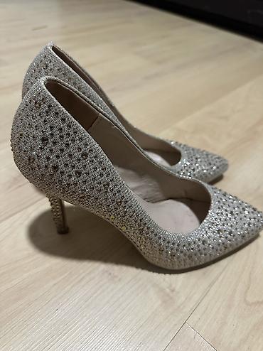 ugg debeli djon: Stikle srebrno-bez sljokicaste Broj 39 Nosene ali ocuvane Cena:600 — 1