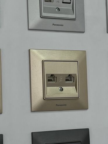 электронные настенные часы: Розетка, Panasonic, Встроенные, 2 гнезда