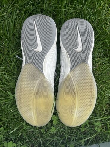 Кроссовки и спортивная обувь: Кроссовки Nike (2 пары) для зала/футзала.КАЖДАЯ ПО 1700 сомов,вообщем — 7