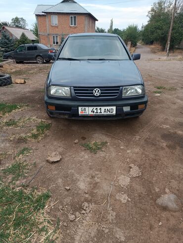 женил жук ташуучу унаа: Автомобиль Volkswagen Jetta серого цвета, седан. Оснащен передними