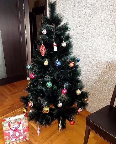 yeni il süfreleri: Bəzədilmiş süni Yeni il şam ağacı - Material: sıx, tünd-yaşıl PVC — 3
