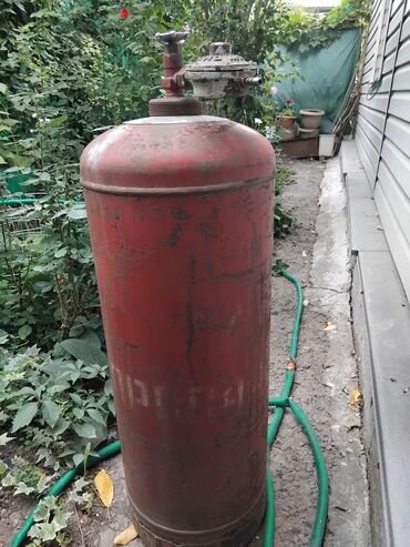 цена газового баллона: Красный газовый баллон, оснащенный редуктором, предназначен для