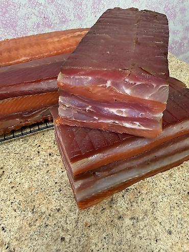 Форель: Аппетитная копченая рыба, разделанная на порционные куски — 15