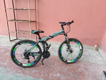 VELO CRUZ markalı, qatlana bilən çərçivəyə malik dağ velosipedi. Qara