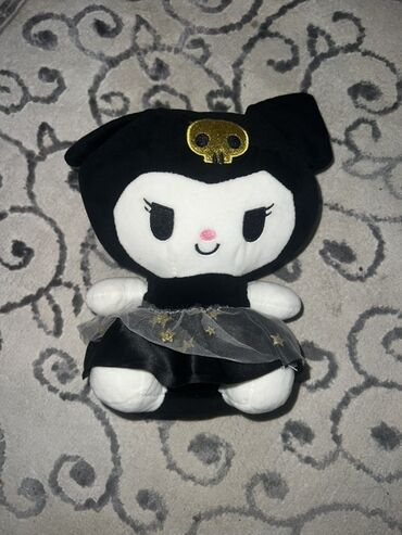 купить робота игрушку: Мягкая игрушка Куроми, персонаж Sanrio, выполненная в черном цвете с