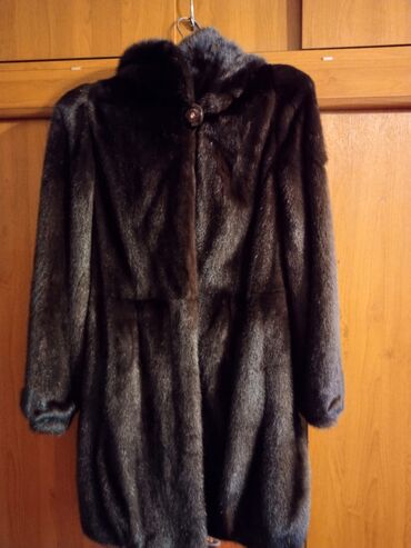 Kürklər: Şuba. Təmiz norkadir. Qiymətdə razılaşmaq da olar. Papagi ve cibleride — 8