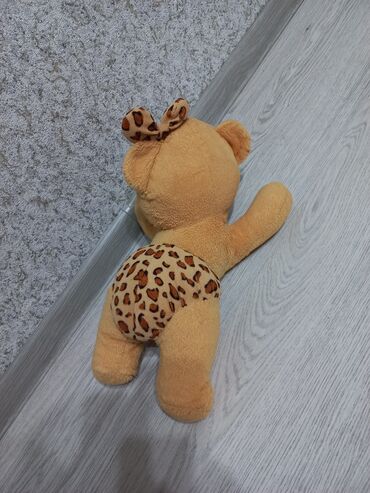 Oyuncaqlar: Dinozavr ~35 sm Ördək ~25 sm Tovuz quşu ~ 20sm Tutuquşu ~ 20 sm — 14