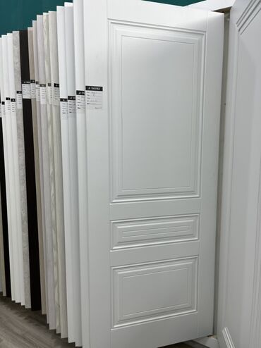 sendviç panel qiyməti: Ağ rəngdə, klassik dizaynlı qapı. Qapının üzərində üç ədəd panel var