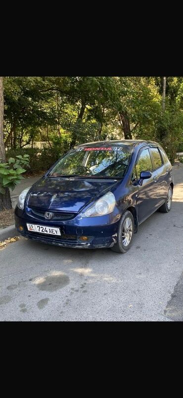 маленькая машина: Автомобиль Honda Fit синего цвета, компактный хэтчбек. Эта модель