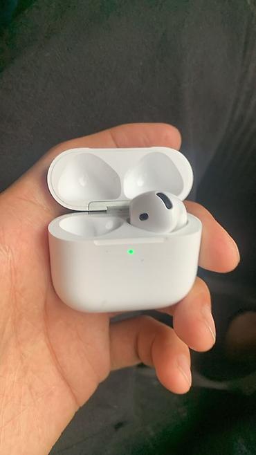 билли айлиш: Зымсыз ичине салынуучу кулакчындар, Apple, AirPods 4, Колдонулган — 1