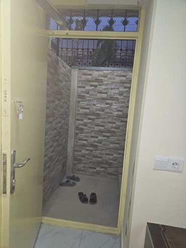 Otaqların uzunmüddətli kirayəsi: Kirayə üçün kiçik studiya tipli otaq. Xüsusiyyətlər: - Açıq mətbəx — 1