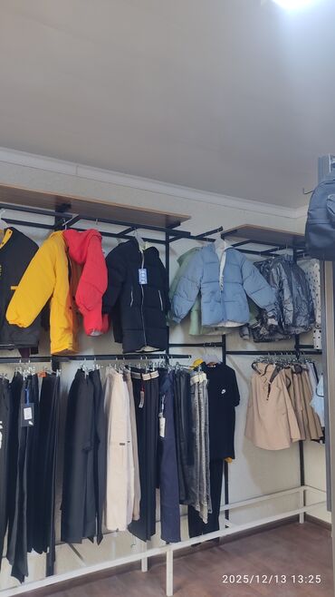 Кронштейны, стойки: Продается торговое оборудование для магазина одежды. Рассчитан до — 2