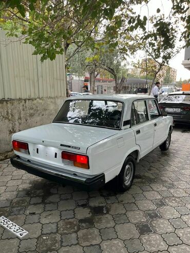 машины в азербайджане: VAZ 2107, ağ rəng, sedan gövdə. Xüsusiyyətlər: - Arxa ötürücülü