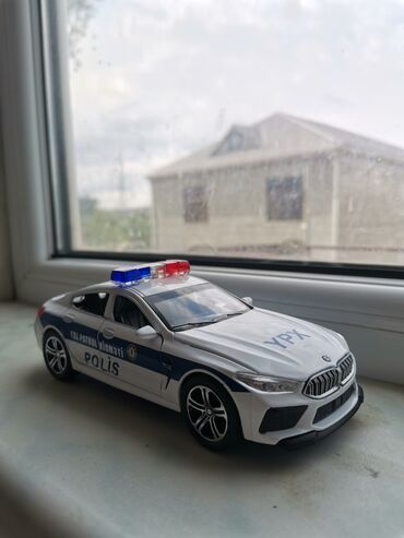 polis oyuncaq dəsti: BMW M8 YPX 1:32 Miqyas : 1/32 Əlavə : Çoxlu polis işıqları Qiymət 