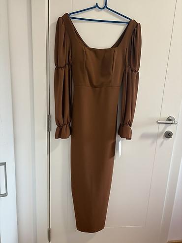 tamno braon: Elegantna midi haljina u toploj braon nijansi. Model sa kvadratnim — 1