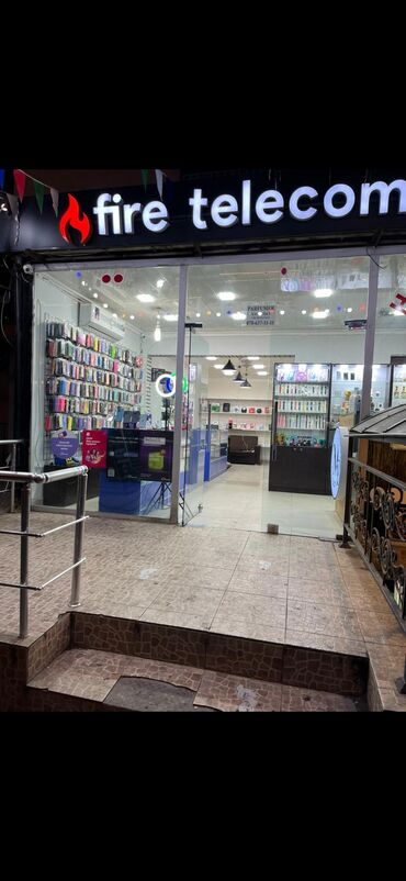 аренда помещений под разливное пиво: Telefon magazasinda Parfum yeri vitrinler ile birlikde icareye